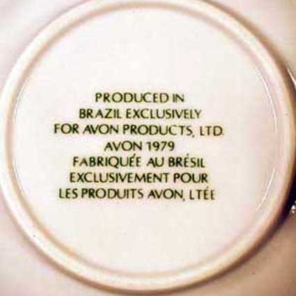 AVON RARE 22K GOLD TRIM 1979 STRAWBERRY TEACUP & SAUCER, STRAWBERRY & LEAVES - Picture 3 of 5